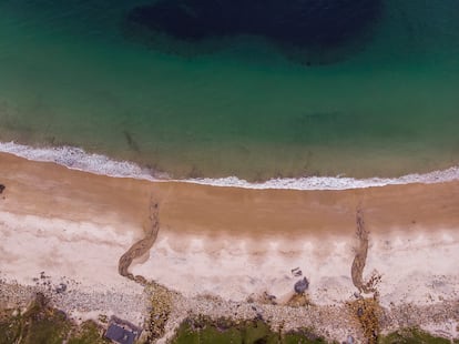 Playa en la isla de Achill, en el distrito de Mayo, el finisterre de Irlanda y punto final de este viaje de Marc Bassets y Samuel Sánchez por Europa a través de seis países y 2.800 kilómetros en busca de la Europa que saldrá de la guerra de Ucrania.