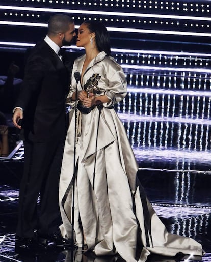 El momento más romántico de la gala. Drake entregando (y declarando su amor a la cantante) el galardón Michael Jackson Video Vanguard a Rihanna.