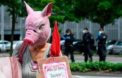 Protesta frente al cuartel general de la empresa cárnica Tönnies en Rheda-Wiedenbrueck, al oeste de Alemania, donde 1.331 empleados han dado positivo en las pruebas de coronavirus.