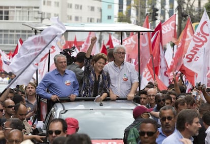 Dilma entre Michel Temer e Roberto Requião, em Curitiba, no dia 17.