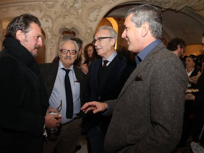 Desde la izquierda, Ray Loriga, Javier Reverte, Juan Jos&eacute; Mill&aacute;s y Santiago Roncagliolo este mi&eacute;rcoles en el Casino de Madrid.