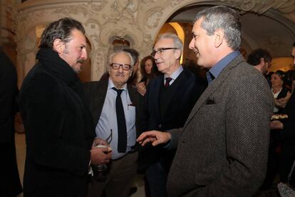 Desde la izquierda, Ray Loriga, Javier Reverte, Juan Jos&eacute; Mill&aacute;s y Santiago Roncagliolo este mi&eacute;rcoles en el Casino de Madrid.