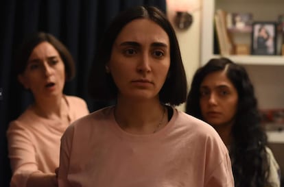 Soheila Golestani, Mahsa Rostami y Setareh Maleki, en una escena de la película 'La semilla del fruto sagrado'.