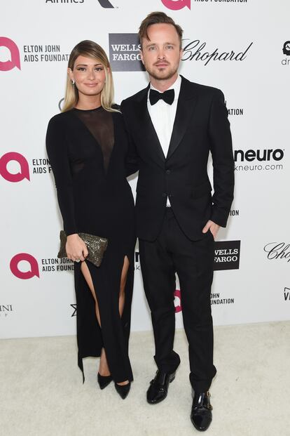 Aaron Paul y Lauren Parsekian en la fiesta de Elton John.