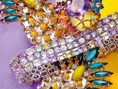 1. Pendientes Ananás de latón chapado en oro con cristales y perlas, de Anton Heunis.
157 euros.
2. Anillo Diorette de oro amarillo con diamantes y amatista, de Dior Joaillerie. 7.100 euros.
3. Brazalete Acuarela de oro blanco con zafiros multicolor, de Chocrón Joyeros. 6.740 euros.
4. Sortija de oro rosa con pavé de zafiros rosas y brazos con diamantes champán de Suárez. 1.490 euros.