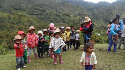 Un grupo de niños en clases de nasa yuwe en el Cauca, Colombia.