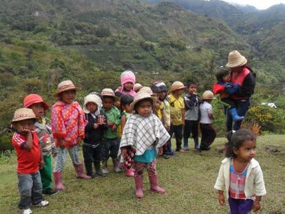 Un grupo de ni&ntilde;os en clases de nasa yuwe en el Cauca, Colombia. 