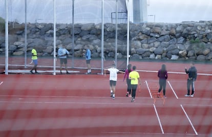 Varios deportistas entrenándose en el Centro Insular de Atletismo de Tenerife.