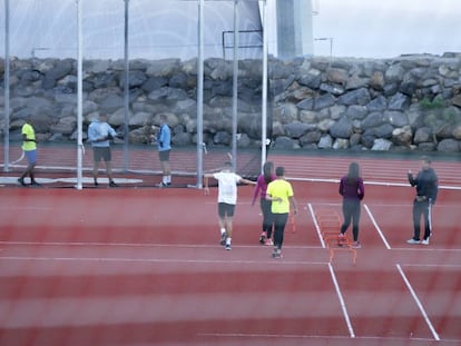 Varios deportistas entrenándose en el Centro Insular de Atletismo de Tenerife.
