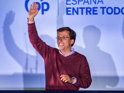 El alcalde de Madrid, José Luis Martínez-Almeida, en el balcón de Génova, tras conocer los resultados en la capital.