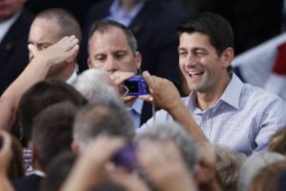 El candidato a la vicepresidencia por el partido republicano, el congresista Paul Ryan (d, durante un acto de campaña de Mitt Romney en el Condado de Waukesha, Wisconsin (EE.UU.).