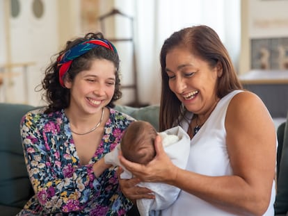 Una madre y una abuela disfrutan del nuevo miembro en la familia.