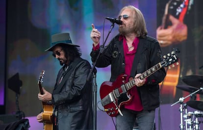 Tom Petty (derecha) y Mike Campbell, en su concierto en el Barclaycard British Summer Time de Londres, el domingo 9 de julio. 