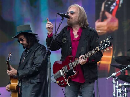 Tom Petty (derecha) y Mike Campbell, en su concierto en el Barclaycard British Summer Time de Londres, el domingo 9 de julio. 