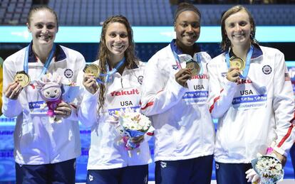 El equipo de relevos de Estados Unidos con las medallas de oro.