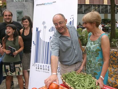 Izagirre y la concejal de Cultura, Nerea Txapartegi, llevaron a la presentación del programa festivo cestas con productos agrícolas del país.