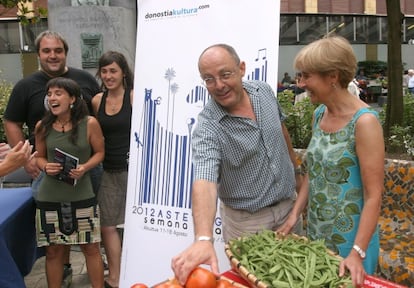 Izagirre y la concejal de Cultura, Nerea Txapartegi, llevaron a la presentación del programa festivo cestas con productos agrícolas del país.