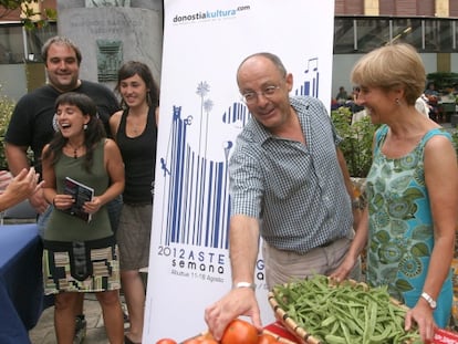 Izagirre y la concejal de Cultura, Nerea Txapartegi, llevaron a la presentación del programa festivo cestas con productos agrícolas del país.