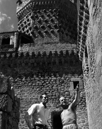 Charlton Heston y Anthony Mann visitan el Castillo de Manzanares El Real durante el rodaje de la película 'El Cid'. Hacia 1961.