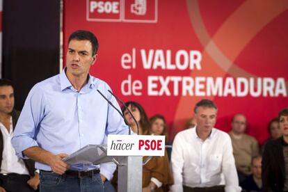 GRA212. M&Eacute;RIDA, 15/11/2014.- El secretario general del PSOE, Pedro S&aacute;nchez (7d), muestra unos papeles durante su intervenci&oacute;n en el acto de presentaci&oacute;n del candidato extreme&ntilde;o a las elecciones auton&oacute;micas, Guillermo Fern&aacute;ndez Vara, y los de las poblaciones de la regi&oacute;n que superan los 10.000 habitantes, hoy en M&eacute;rida. EFE/Jero Morales