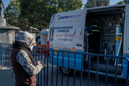 Una mujer espera a que su tanque sea recargado. El proceso de esto lleva más de 35 minutos. 