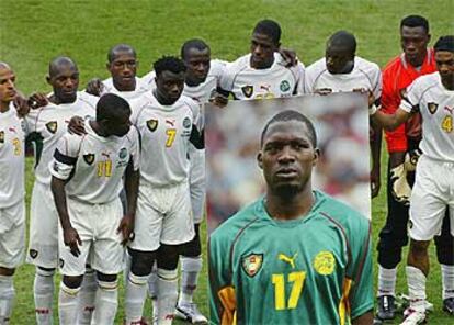 Los jugadores de Camerún muestran un retrato del fallecido Foé ayer en Saint-Denis.