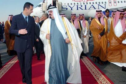 El príncipe saudí Abdalá (derecha) recibe al presidente sirio, Bachar el Asad, en el aeropuerto de Riad