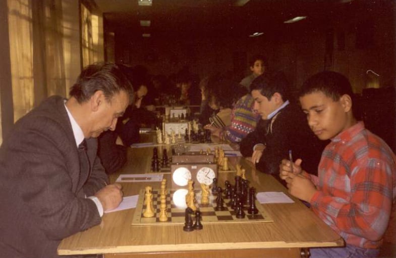 Manuel Álvarez Escudero, a la izqda., durante una partida de la liga de ajedrez madrileña, en 1998.