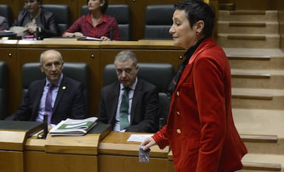 La portavoz de EH Bildu, Jone Gorizelaia bajo la atenta mirada del lehendakari, Íñigo Urkullu y del portavoz del Gobierno, Josu Erkoreka en un pleno reciente.