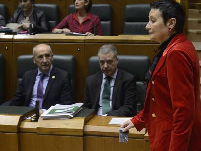 La portavoz de EH Bildu, Jone Gorizelaia bajo la atenta mirada del lehendakari, Íñigo Urkullu y del portavoz del Gobierno, Josu Erkoreka en un pleno reciente.