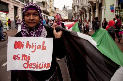 La manifestación en Quito también contó con participación de colectivos de mujeres migrantes. En la imagen, una mujer sostiene una gran bandera de Palestina mientras expresa su derecho a hacer uso del velo islámico. Otras mujeres formaron parte de este grupo y se manifestaron a favor de la erradicación de la violencia en contra de mujeres y niñas refugiadas en el Ecuador. 