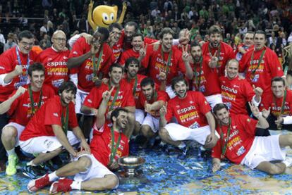 Los jugadores de la selección española celebran la consecución del campeonato de Europa en Lituania.