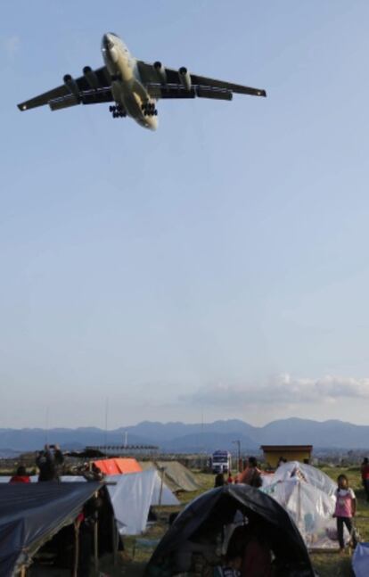 Varias personas se refugian en un campamento cerca del aeropuerto de Katmandú.