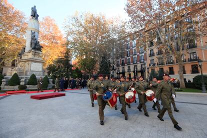 Ceremonia de izado de la bandera frente al Senado, en la plaza de la Marina Española, este miércoles en Madrid.