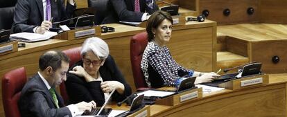 La presidenta del Gobierno de Navarra, Yolanda Barcina, abajo junto a la vicepresidenta y consejera de Hacienda, Lourdes Goicoechea. 