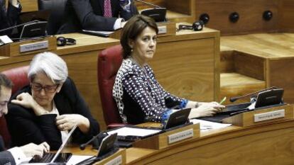 La presidenta del Gobierno de Navarra, Yolanda Barcina, abajo junto a la vicepresidenta y consejera de Hacienda, Lourdes Goicoechea. 