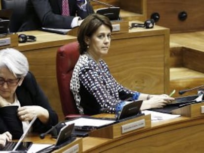 La presidenta del Gobierno de Navarra, Yolanda Barcina, abajo junto a la vicepresidenta y consejera de Hacienda, Lourdes Goicoechea. 