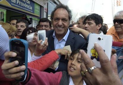 Daniel Scioli, con unos seguidores 