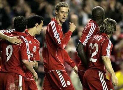 Los jugadores del Liverpool festejan el gol de Crouch