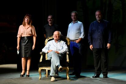  El actor Juan Echanove y la actriz Lucía Quintana presentaron este lunes la obra teatral La fiesta del Chivo, basada en la novela homónima de Mario Vargas Llosa y dirigida por Carlos Saura en el Teatro Infanta Isabel en Madrid.