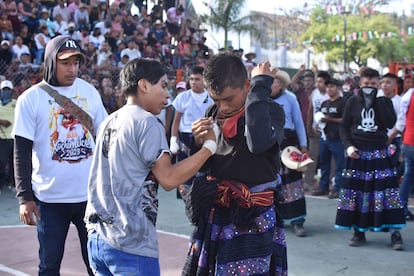 El día antes del miércoles de ceniza, los habitantes de Zitlala, un pueblo enclavado en la sierra de Guerrero (México), se enfrentan en un duelo en el que no hay perdedores: la pelea de xochimilcas. Se trata de un combate ritual para purificar el alma antes de recibir la Cuaresma. En la imagen, dos jóvenes se saludan antes de un enfrentamiento, el 21 de febrero de 2023.  