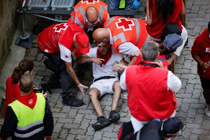 Desde la enfermería de la plaza de toros se ha comunicado que no ha habido ninguna asistencia. En la imagen, personal de la Cruz Roja atienden a un moro herido durante el octavo encierro. 