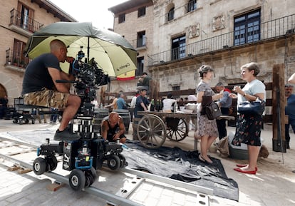 Rodaje la semana pasada en Estella (Navarra) de 'La voz del sol', de Carol Polakoff (en el centro), con Carmen Machi y Karra Elejalde.