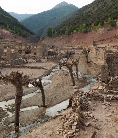 GRA125. MANSILLA (LA RIOJA), 29/08/2017.- La falta de lluvia de los últimos meses ha provocado que el embalse riojano de Mansilla se encuentre más bajo que nunca, apenas al 14,7% de su capacidad, permitiendo así a los más villanos pasear por el antiguo pueblo sumergido desde 1960. EFE/Raquel Manzanares