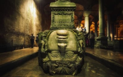 Cabeza de medusa en la base de una de las 336 columnas que sostienen la gran Cisterna Basílica, en Estambul.