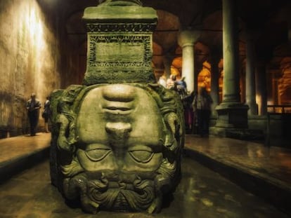 Cabeza de medusa en la base de una de las 336 columnas que sostienen la gran Cisterna Basílica, en Estambul.