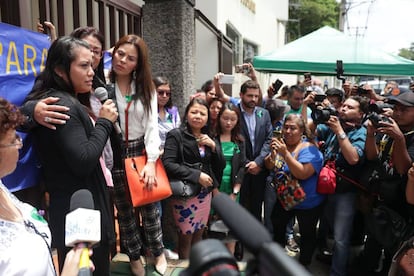 Evelyn Hernández (izquierda) habla ante una multitud, tras conocef el fallo de su juicio en El Salvador.