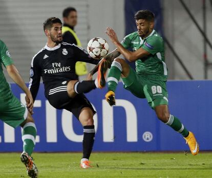 Isco y Caichara se disputan un balón, durante la Liga de campeones el grupo B de fútbol.