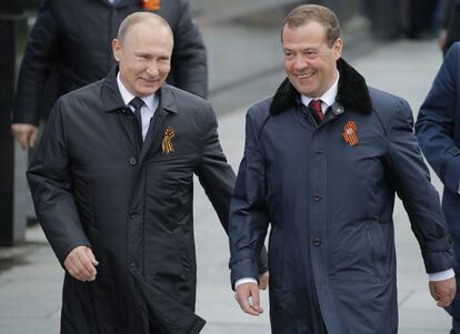 El presidente ruso, Vladimir Putin (i), y el Primer Ministro Dmitri Medvédev (d), caminan por la Plaza Roja durante la celebración del Día de la Victoria.
