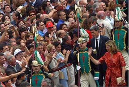 La infanta Cristina saluda al público a su llegada a Santiago de Compostela.